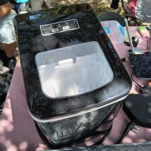 Countertop ice maker